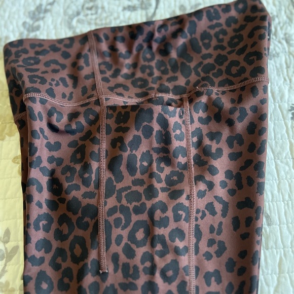 GapFit Leopard Cheetah Animal Print leggings w/ Pockets in Brown • S - Picture 6 of 8